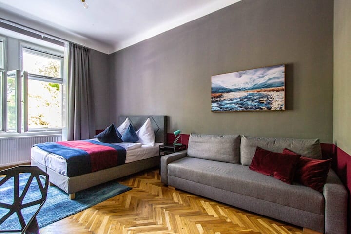 Საწოლი თავისით ძალიან კომფორტულია.