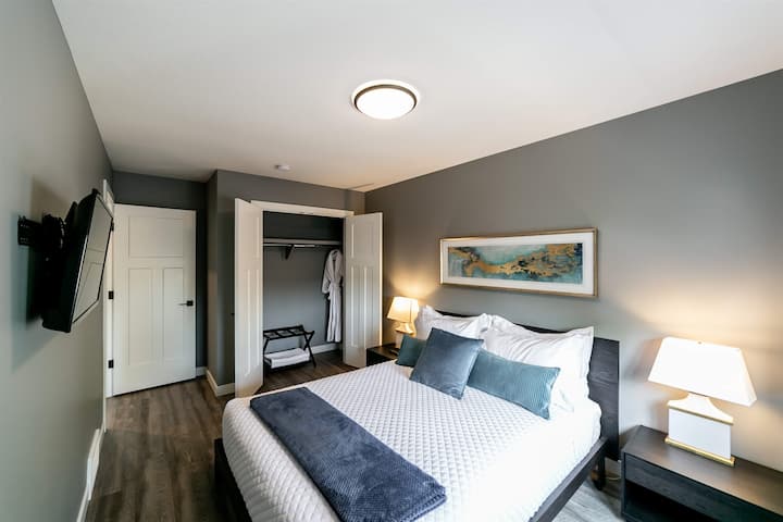 Საწოლი 152 × 203 სმ ტელევიზორით