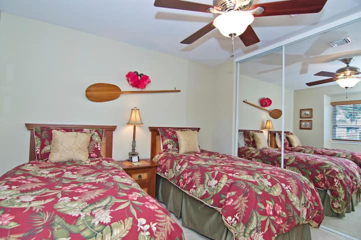 Dormitorio de invitados con dos camas individuales