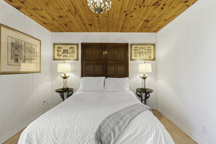 Dormitorio con cama queen