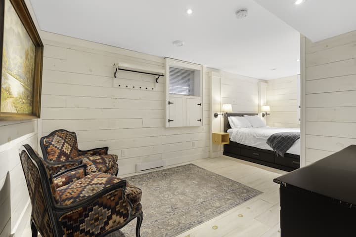 Dormitorio con cama queen