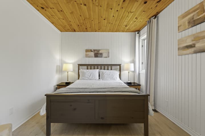 Dormitorio con cama queen