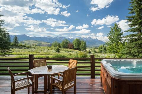 Outpost: Mountain Top Lodge - Immense Views