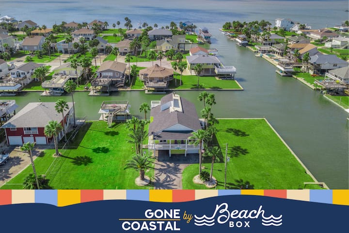 Canal Front Getaway With Boat Slip & Game Room - Galveston, TX