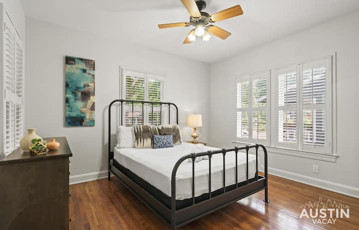 Chumba cha kulala kilicho na mashuka yenye ubora wa hoteli ya kifahari