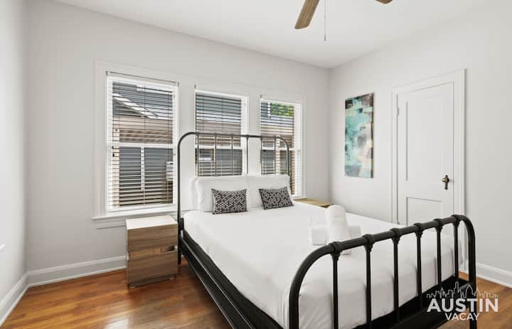 Chumba cha kulala kilicho na mashuka yenye ubora wa hoteli ya kifahari