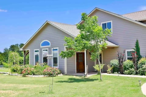 Top Airbnb: Hailey's Cottage on Small Farm-16 minutes to Silos in Waco