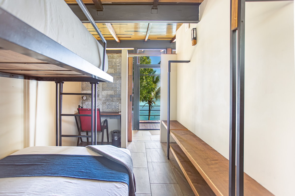 Втората спална соба, подеднакво светла и удобна, исто така, има пристап до балконот. Од креветот, може да уживате во истиот неверојатен поглед на лагуната Бакалар. Стаклените врати се отвораат за да го пропуштат свежиот ветер, а длабоките сини води се вклопуваат со околината