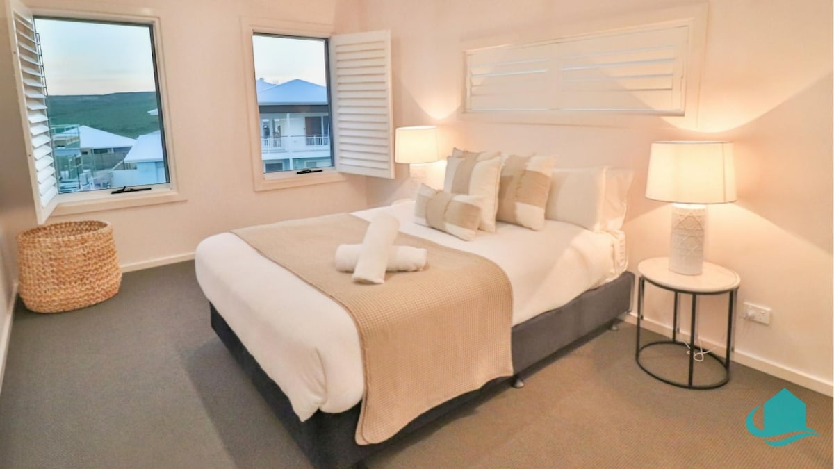 Chambre principale avec lit Queen Size et salle de bain attenante