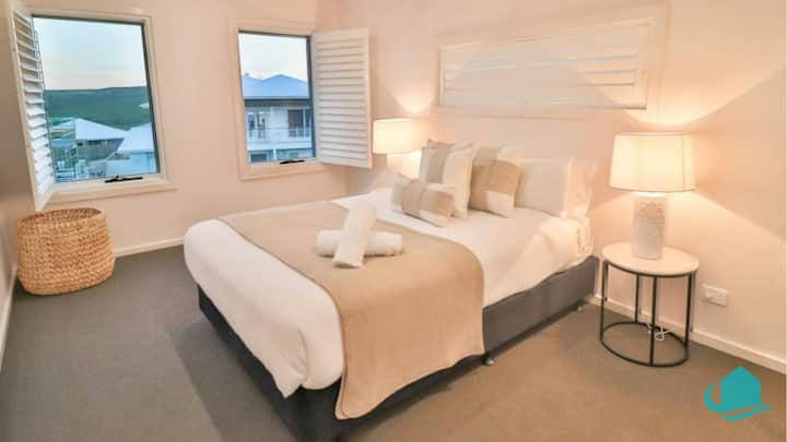 Huvudsovrum med dubbelsäng och eget badrum