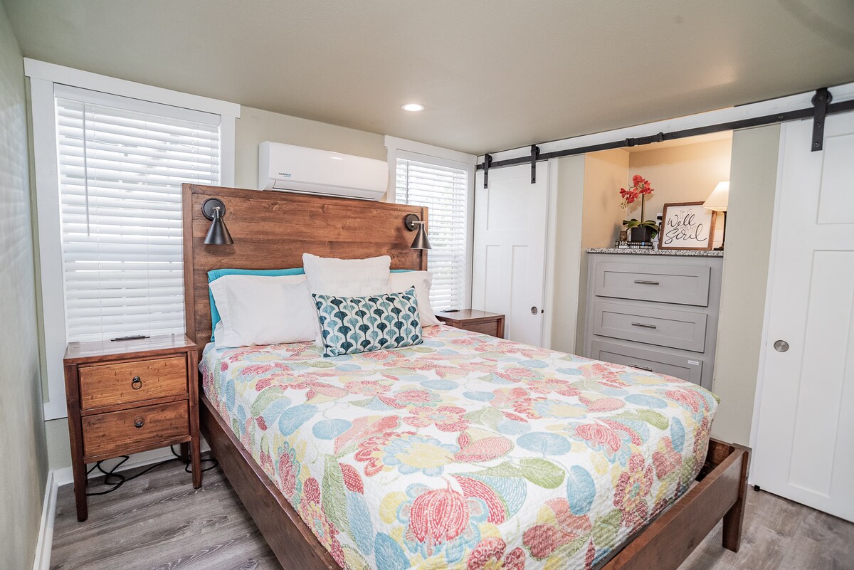 标准双人床卧室，配备Winkbed高档床垫