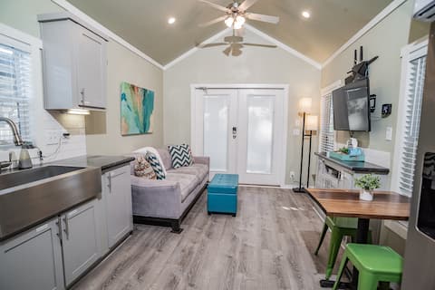 Successful Airbnb property: River Getaway / Fishing Dock / Kayaks / Fast Wifi in San Antonio