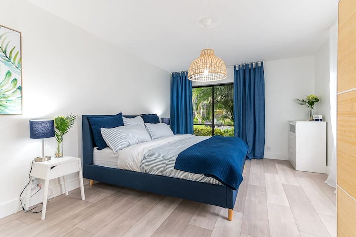 Master bedroom with a king bed, Smart Tv 