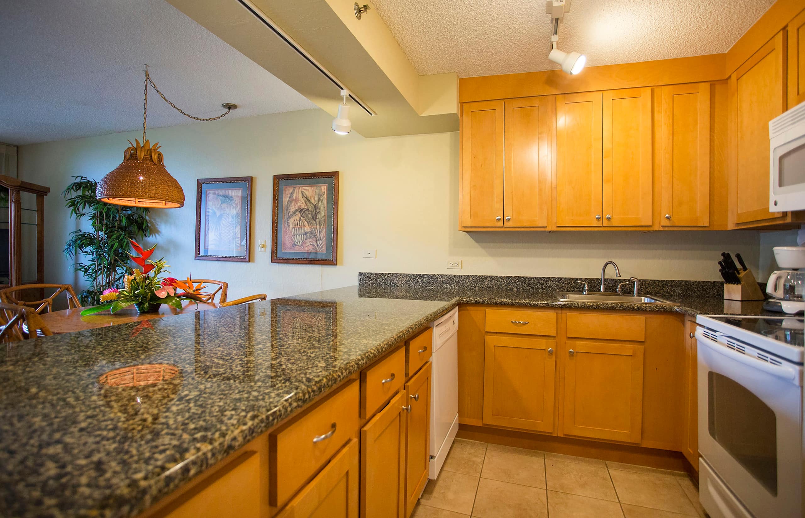 Condo in Lahaina · ★4.67 · 1 bedroom · 2 beds · 1 shared bath - Image 9