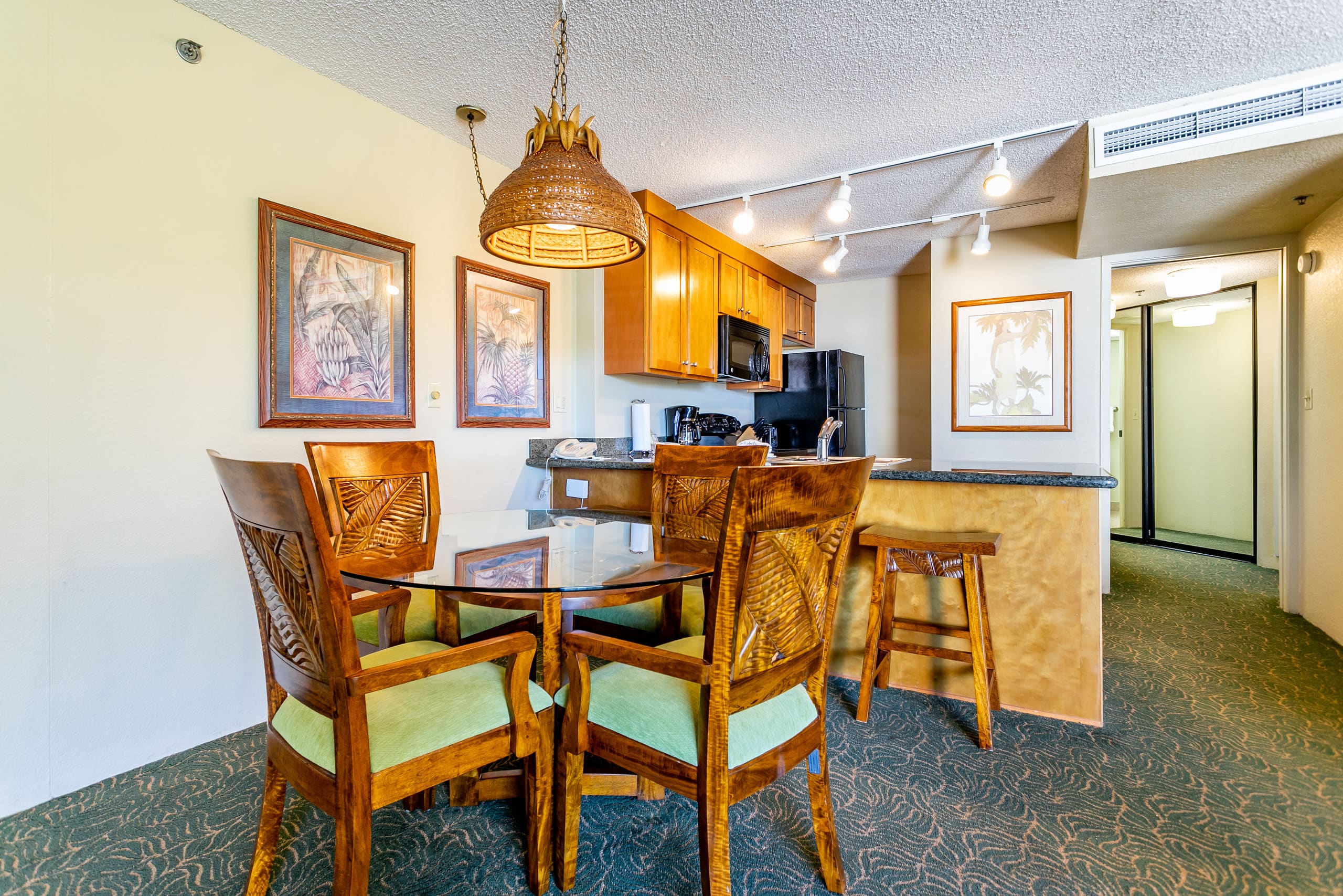 Condo in Lahaina · ★4.71 · 1 bedroom · 2 beds · 1 shared bath - Image 8