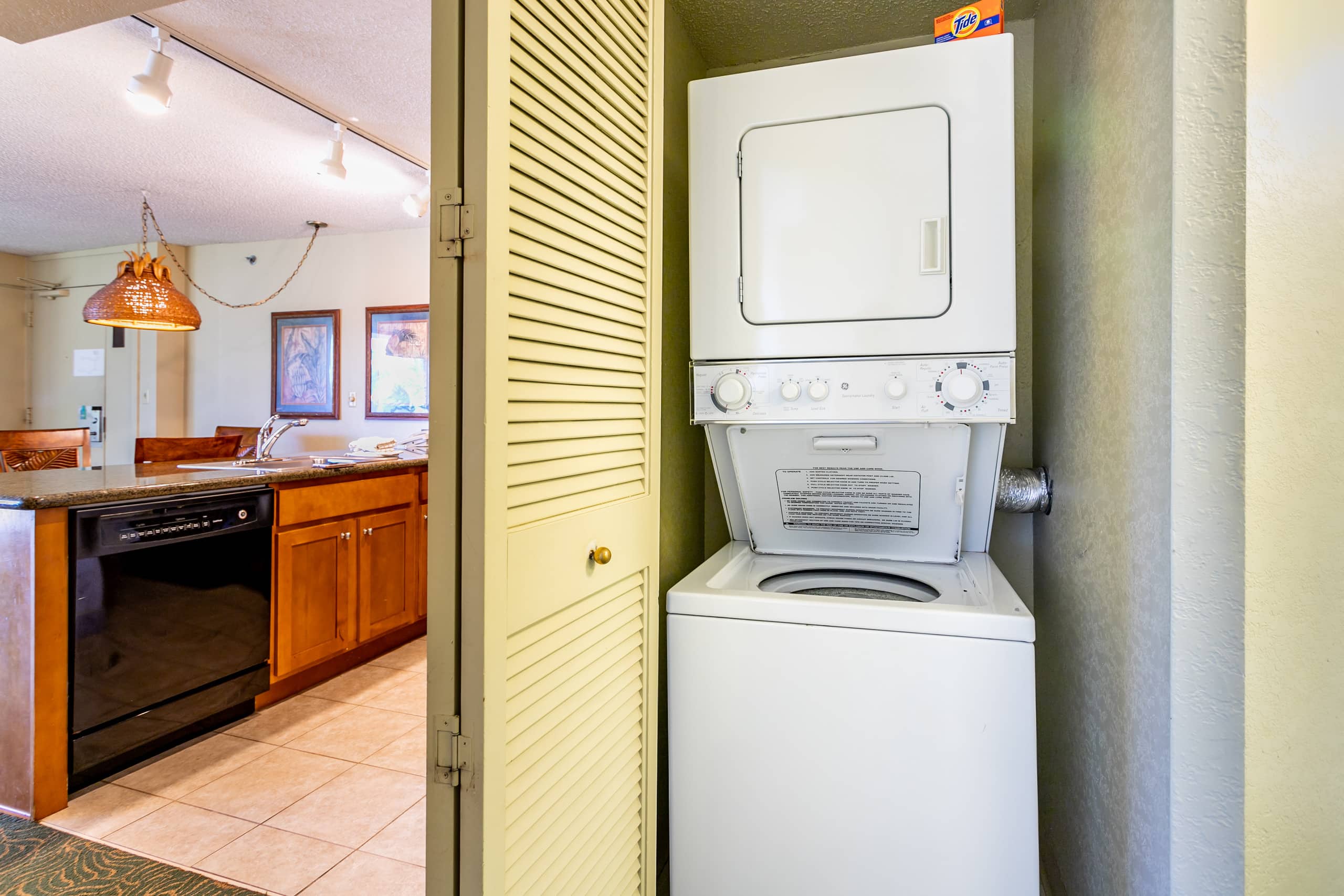 Condo in Lahaina · ★4.71 · 1 bedroom · 2 beds · 1 shared bath - Image 18