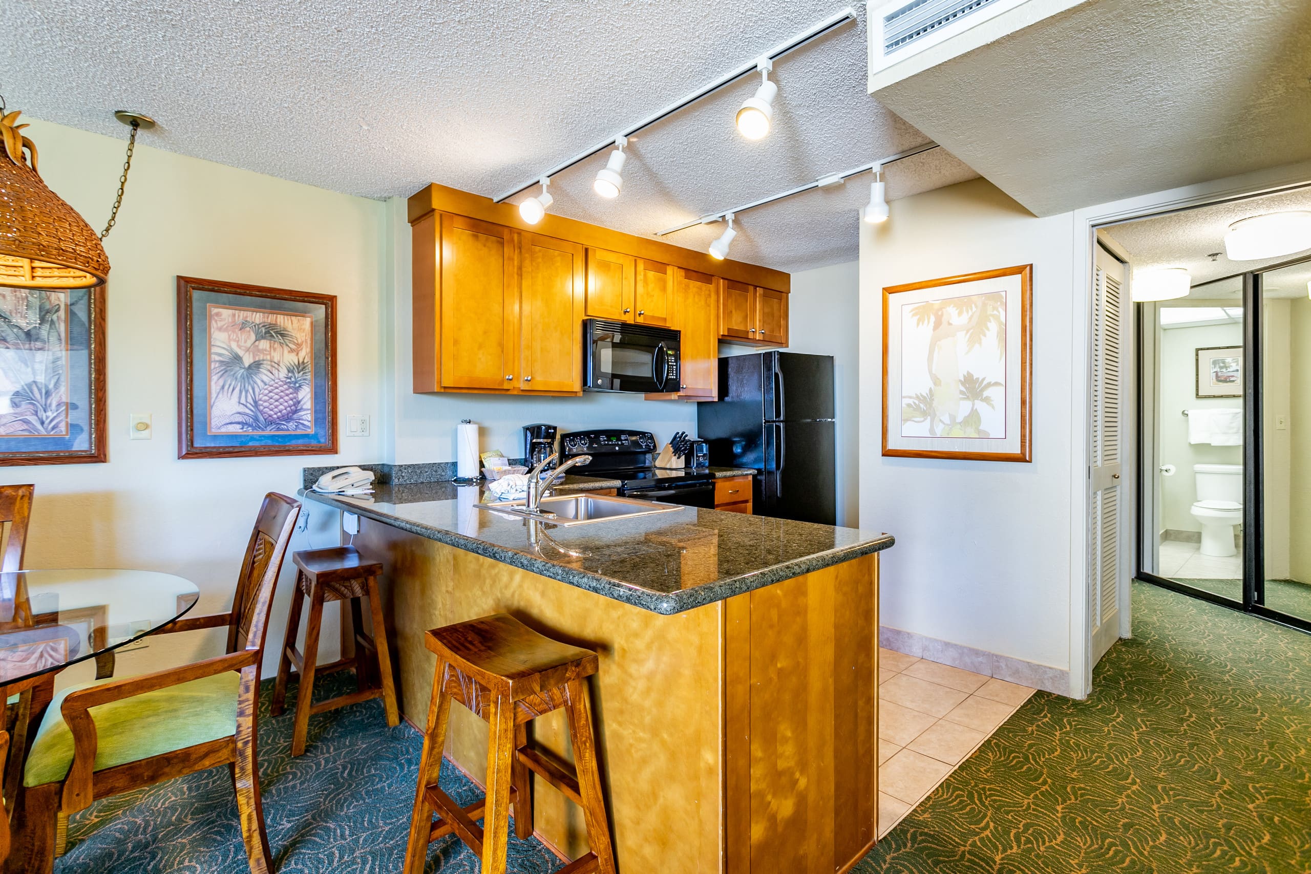 Condo in Lahaina · ★4.71 · 1 bedroom · 2 beds · 1 shared bath - Image 9