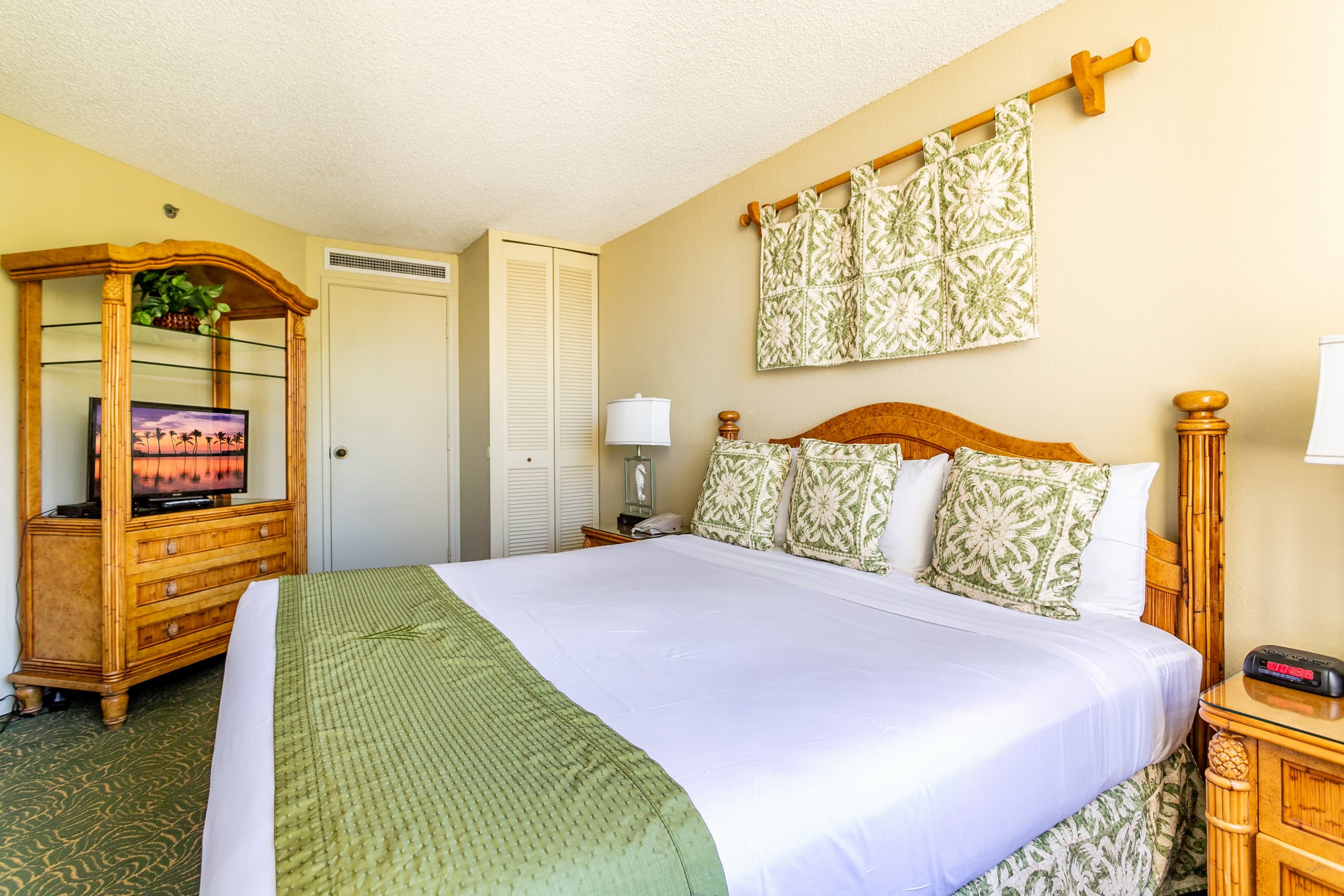 Condo in Lahaina · ★4.71 · 1 bedroom · 2 beds · 1 shared bath - Image 12