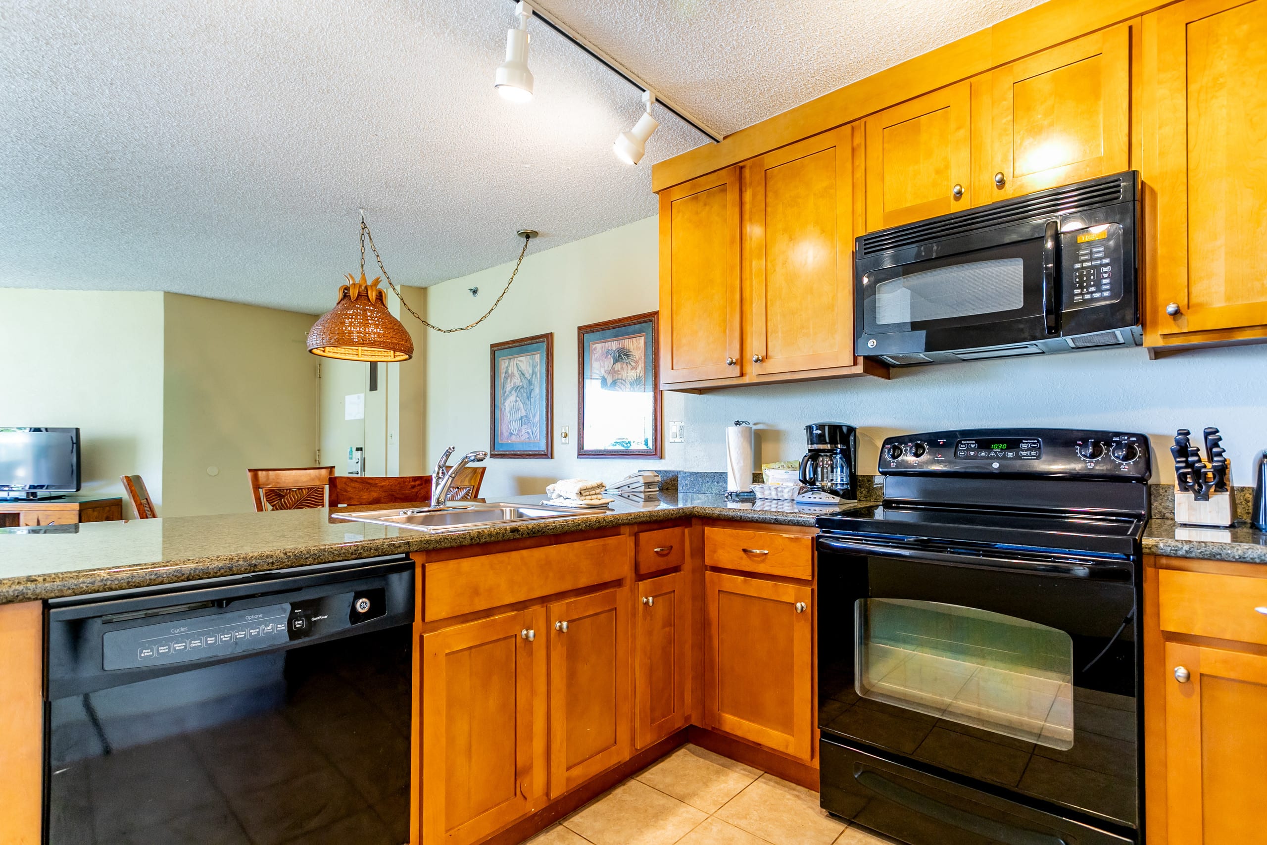 Condo in Lahaina · ★4.71 · 1 bedroom · 2 beds · 1 shared bath - Image 11