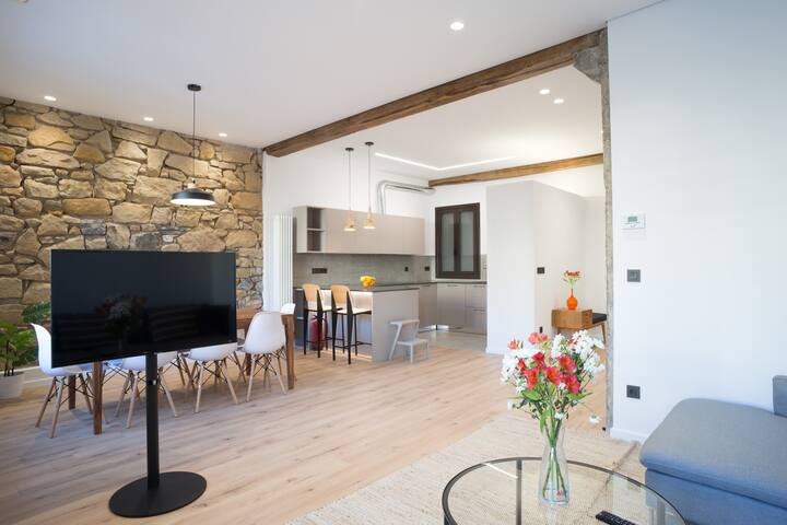 Cantabric Plaza, near La Zurriola Beach gallery image 2