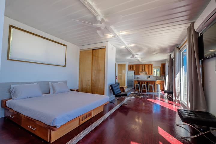 Оваа куќа не е голема, но дефинитивно е пријатна и добро дизајнирана. Во спалната соба има простор во плакарот за да ги чувате празничните облеки