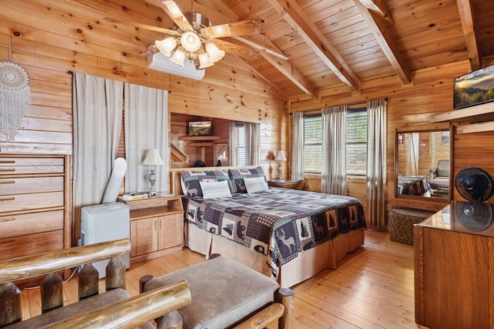 Upstairs Loft  Master Bedroom with a view. King Bed