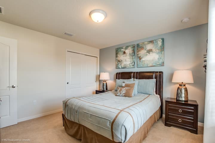 ขอต้อนรับสู่ห้องนอนที่ผสมผสานกันอย่างลงตัวระหว่างความเป็นกันเองและความสง่างาม ด้วยบรรยากาศที่น่าอยู่และการตกแต่งที่ประณีตจึงเป็นสถานที่พักผ่อนที่เงียบสงบซึ่งความสะดวกสบายมาบรรจบกับความซับซ้อนค่ำคืนที่เงียบสงบและยามเช้าที่เงียบสงบ