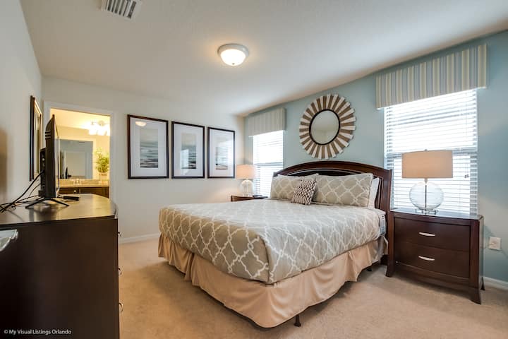 ความเงียบสงบที่ซับซ้อน: ขอต้อนรับสู่ห้องนอนที่ประดับประดาด้วยการตกแต่งและสำเนียงที่สง่างามซึ่งความเงียบสงบมาบรรจบกับความประณีต