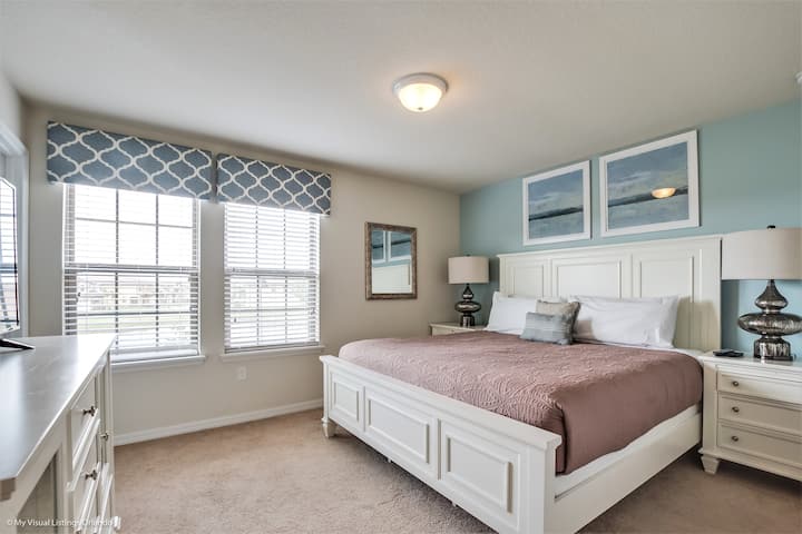 ก้าวเข้ามาในห้องนอนที่ประดับด้วยกระจกเน้นเสียงขนาบข้างด้วยโต๊ะข้างในแต่ละด้านประดับประดาด้วยโคมไฟที่สง่างาม ที่พักที่มีรายละเอียดที่พิถีพิถันมาบรรจบกันมีบรรยากาศที่เงียบสงบและความสะดวกสบายอย่างมีสไตล์