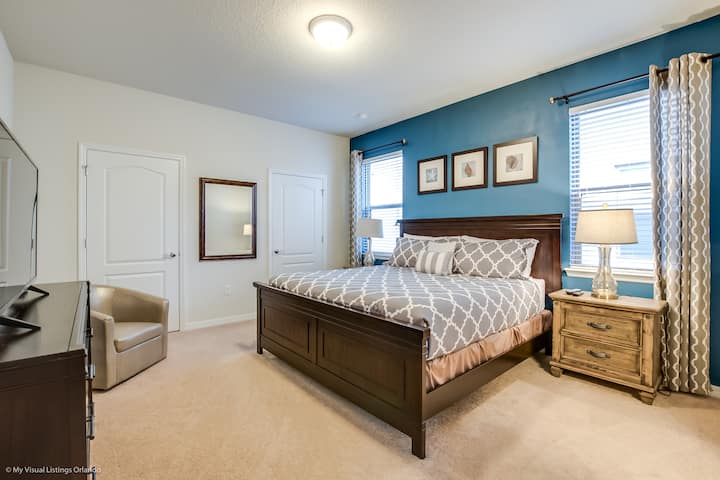 ห้องนอนนี้ตกแต่งด้วยการตกแต่งที่สง่างามและผนังเน้นโทนสีฟ้าสร้างที่พักที่ให้ความเงียบสงบอย่างปราณีต