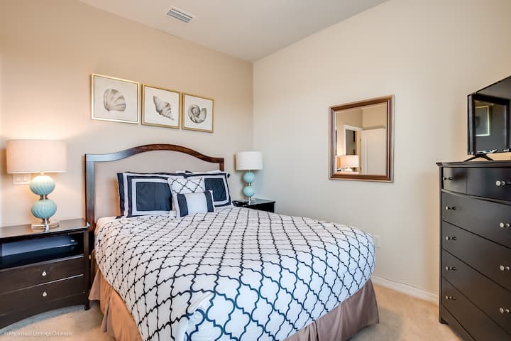 ก้าวเข้ามาในห้องนอนที่ประดับด้วยกระจกเน้นเสียงขนาบข้างด้วยโต๊ะข้างที่ประดับด้วยโคมไฟ ที่พักที่ให้ความเงียบสงบและสง่างามค่ำคืนที่เงียบสงบและช่วงเวลาที่สะท้อนแสงในสวรรค์แห่งความสะดวกสบาย