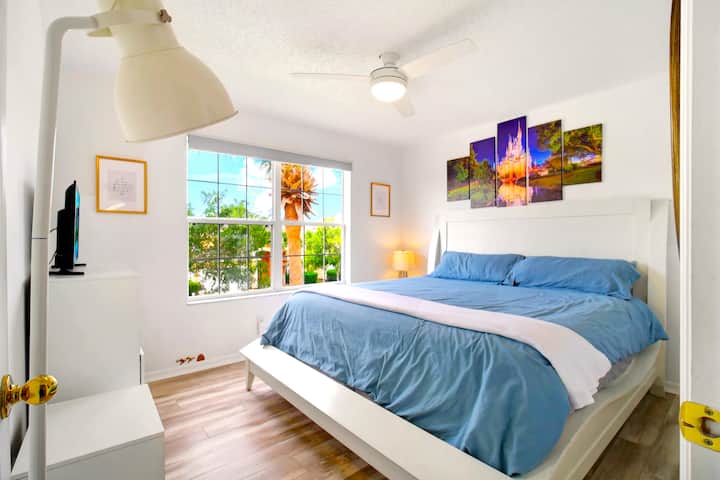 Cinderella 's Master Suite-ə xoş gəlmisiniz!  "Yuxuda olduğunuz zaman ürəyinizin arzuladığı bir arzudur." Bu, kral ölçülü çarpayı və en suite master hamamı olan müasir və zərif yataq otağında olacaq.
