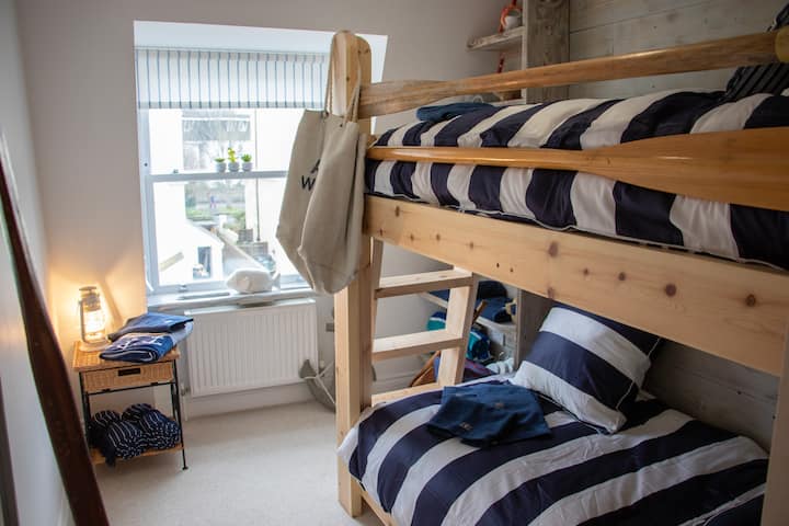 The Beach House Driftwood apartment
חדר שינה עם מיטות קומתיים בהתאמה אישית, עם מיטות יחיד מלאות
