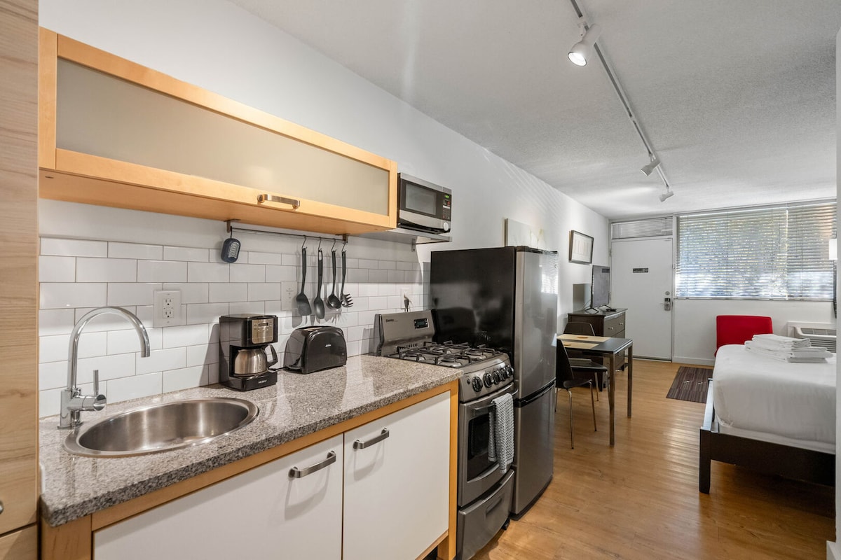 Top Airbnb: (CPA) World Cup Budget Premium Studio in Brookwood