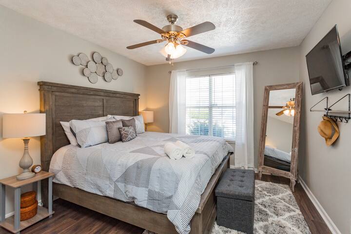 Charming 3br home 10 min to downtown! gallery image 4