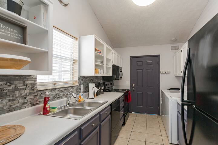 Charming 3br home 10 min to downtown! gallery image 3