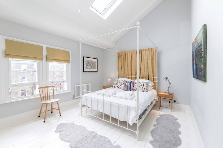 3bed House for an Authentic stay near river&metro gallery image 3