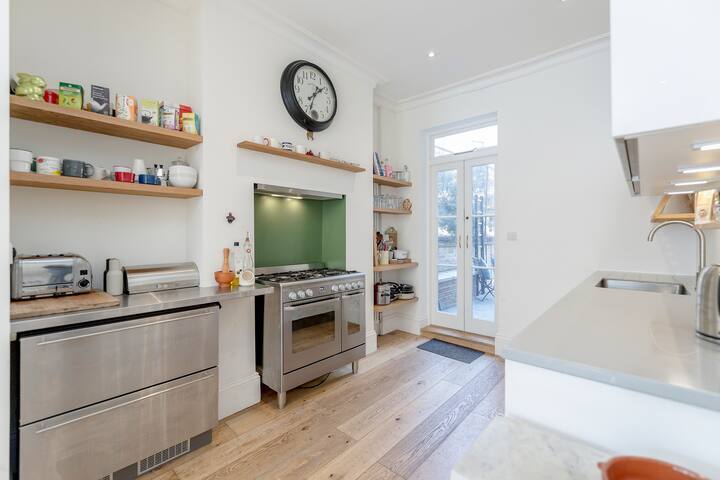 3bed House for an Authentic stay near river&metro gallery image 4