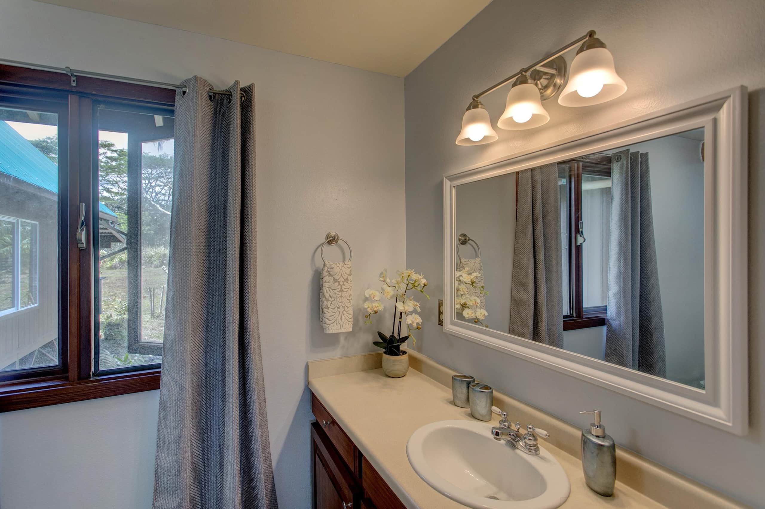 Home in Keaau · ★4.59 · 2 bedrooms · 4 beds · 2 shared baths - Image 14