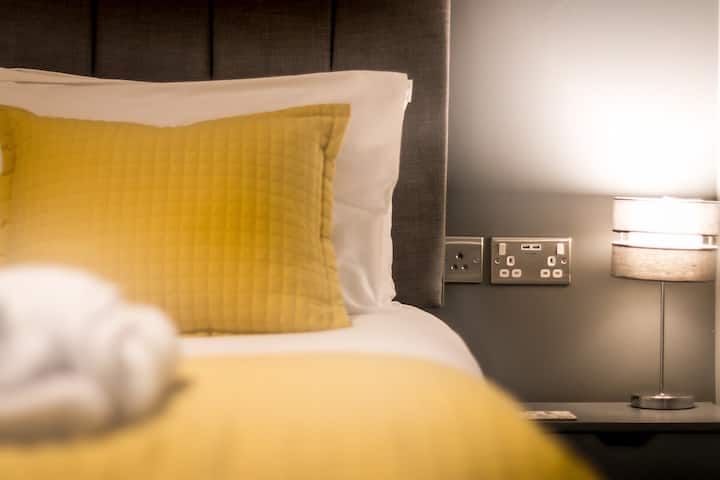 ''הבית היה מדהים כל מה שצריך כל כך נקי ונוח מיטות ומצעים איכותיים לא יכולים להמליץ מספיק על

סוזן
