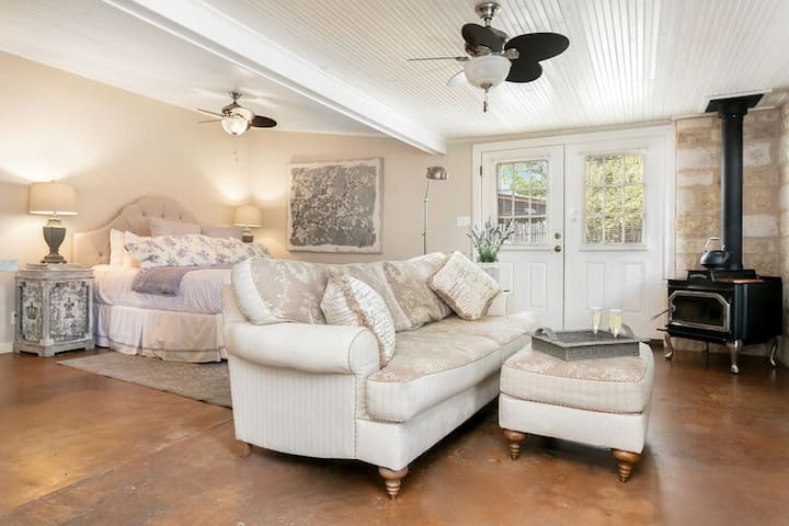 Bella Manor Main House | Walk To Main | Private Hot Tub | Street Parking - Fredericksburg, TX