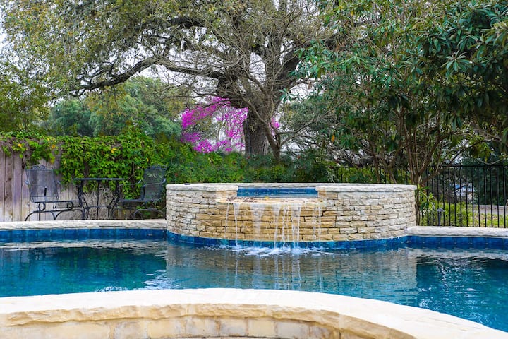 Downtown Retreat 5 Individual Suites I Private Pool - Fredericksburg, TX