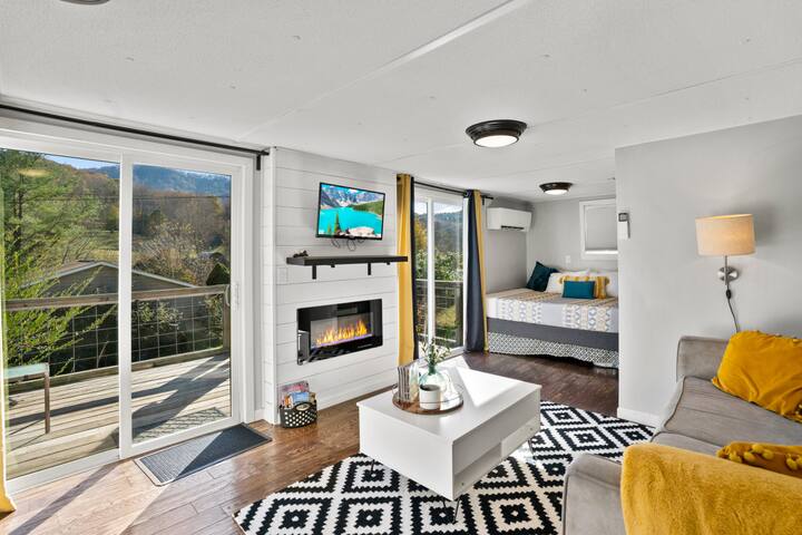 Mountain Cottage and Tiny House with hot tub gallery image 5