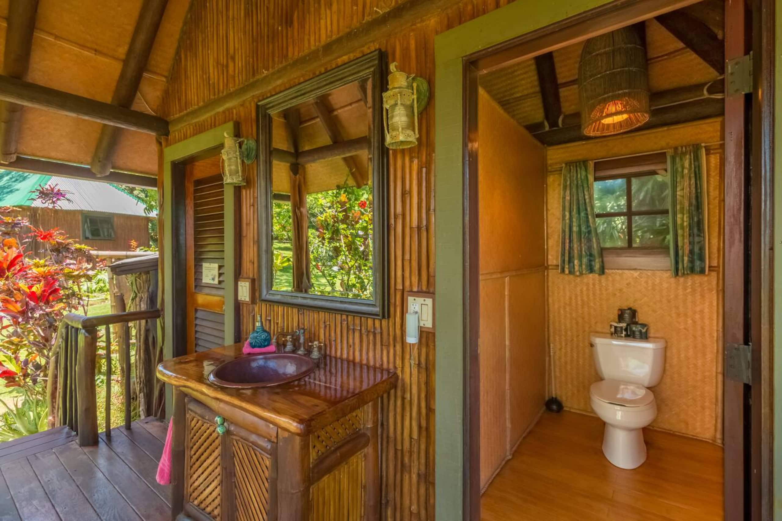Cabin in Kapaau · ★4.93 · 1 bedroom · 1 bed · 1 shared bath - Image 14