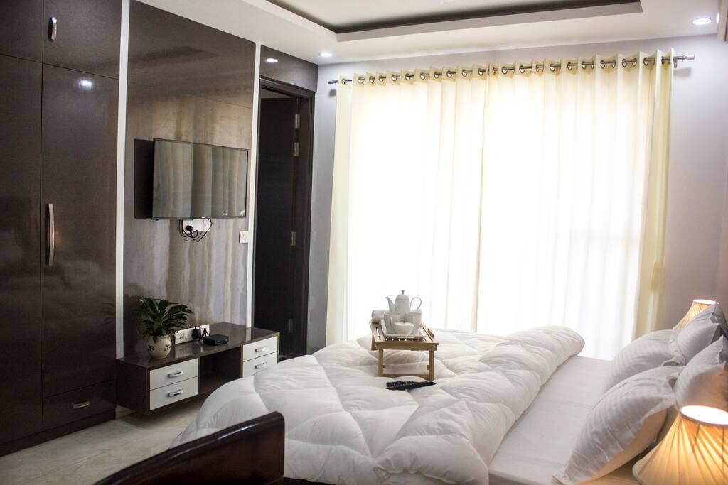 Disfruta de la acogedora serenidad: relájate en un entorno tranquilo en el dormitorio, donde te espera una taza de té en la mesita de noche que te envuelve en un ambiente cálido y reconfortante. Tu retiro en la calle Parfait