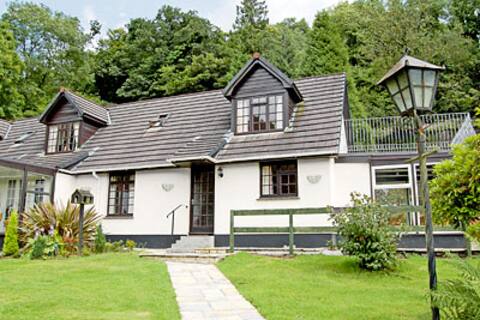 Riverside Cottage - B6859