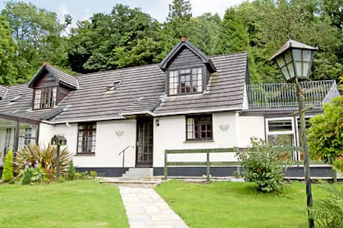 Riverside Cottage - B6859