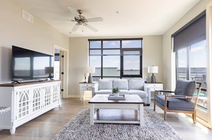 Luxurious Top Floor 2 Br 2 Ba Downtown Condo-#604 gallery image 3