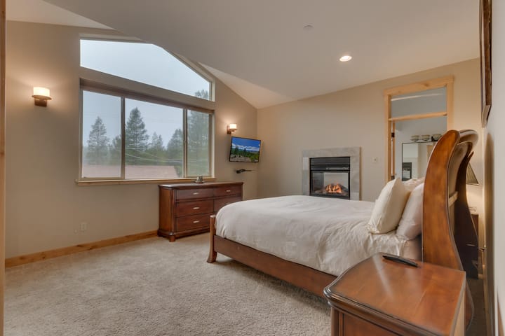 חדר שינה ראשי עם אח ונוף להרים  
- מצעים קטיפה וטלוויזיה עם מסך שטוח לנוחות  
- דירת נופש בטאהו עם מפלט פרטי ונעים