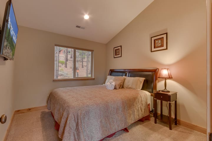 - חדר שינה נוח לאורחים עם מיטת קינג סייז ונוף ליער  
- טלוויזיה עם מסך שטוח לנוחות ורגיעה בערב  
- השכרת בקתות בטאהו עם מפלט הרים שקט